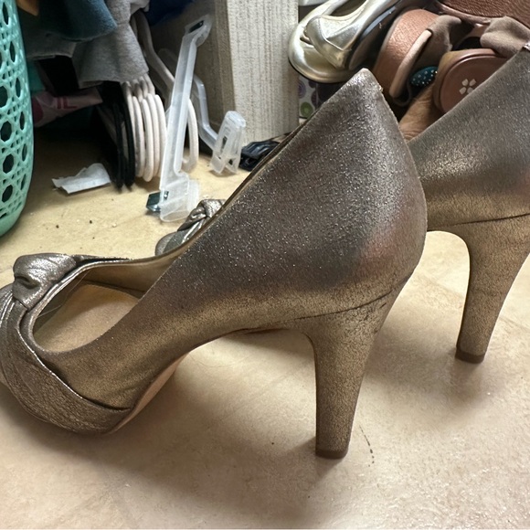 Antonio Melani size 9 gold heels 3 1/2” dry good condition - Picture 4 of 8